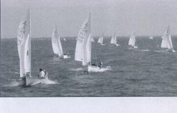 A fleet of Albacores racing downwind on open water