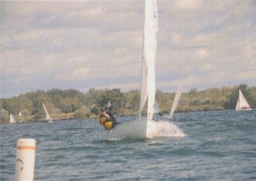 An Albacore rounding a mark, other boats visible in the distance