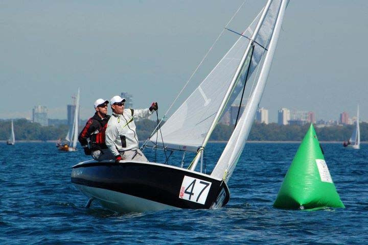 An Albacore numbered 47 rounding a green mark with the Toronto skyline behind