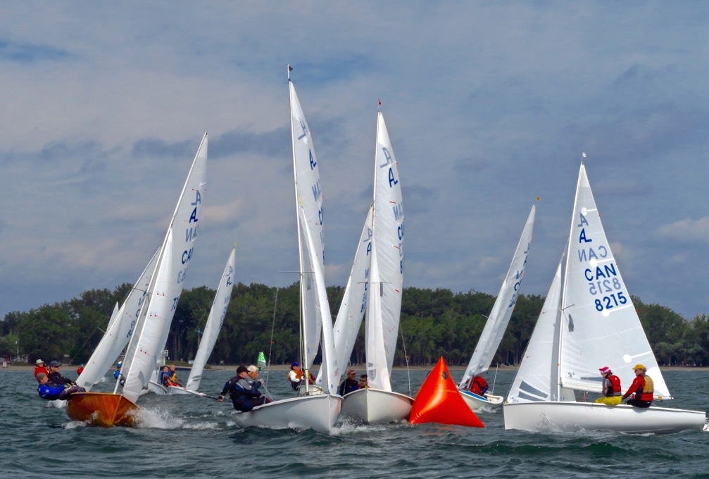 A crowded Albacore fleet at the start line