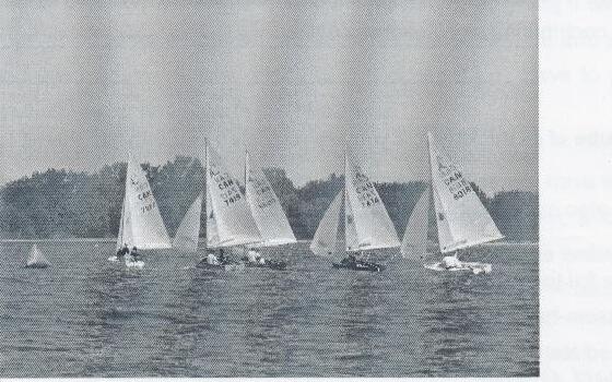 Albacore fleet reaching toward a mark